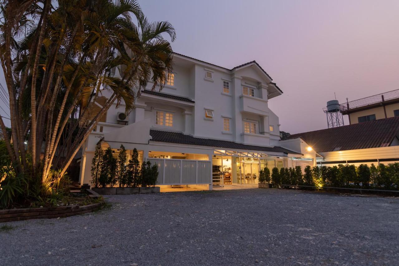 Mini-Me Hubs, Charm Suites & Pool In Old City Τσιάνγκ Μάι Εξωτερικό φωτογραφία