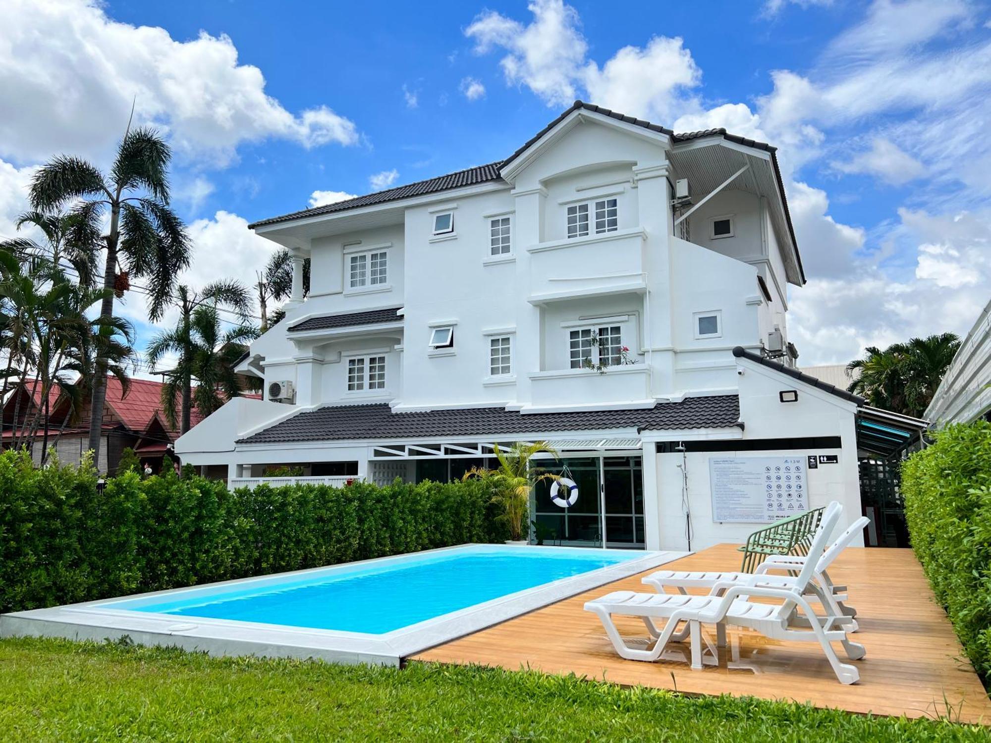 Mini-Me Hubs, Charm Suites & Pool In Old City Τσιάνγκ Μάι Εξωτερικό φωτογραφία